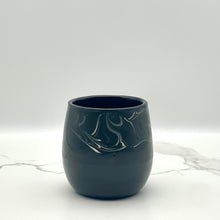 Lade das Bild in den Galerie-Viewer, -Botte Cup SML Noir White Swirl (simple)