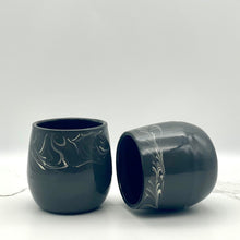 Lade das Bild in den Galerie-Viewer, -Botte Cup SML Noir White Swirl (simple)