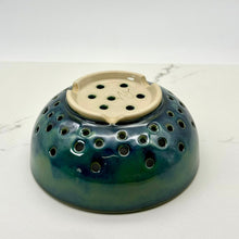Lade das Bild in den Galerie-Viewer, -Berry Bowl/Colander with Plate