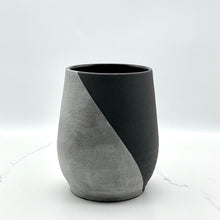 Lade das Bild in den Galerie-Viewer, Niko Ceramic Studio Vase #8