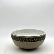 Lade das Bild in den Galerie-Viewer, Decorative Textured Bowl
