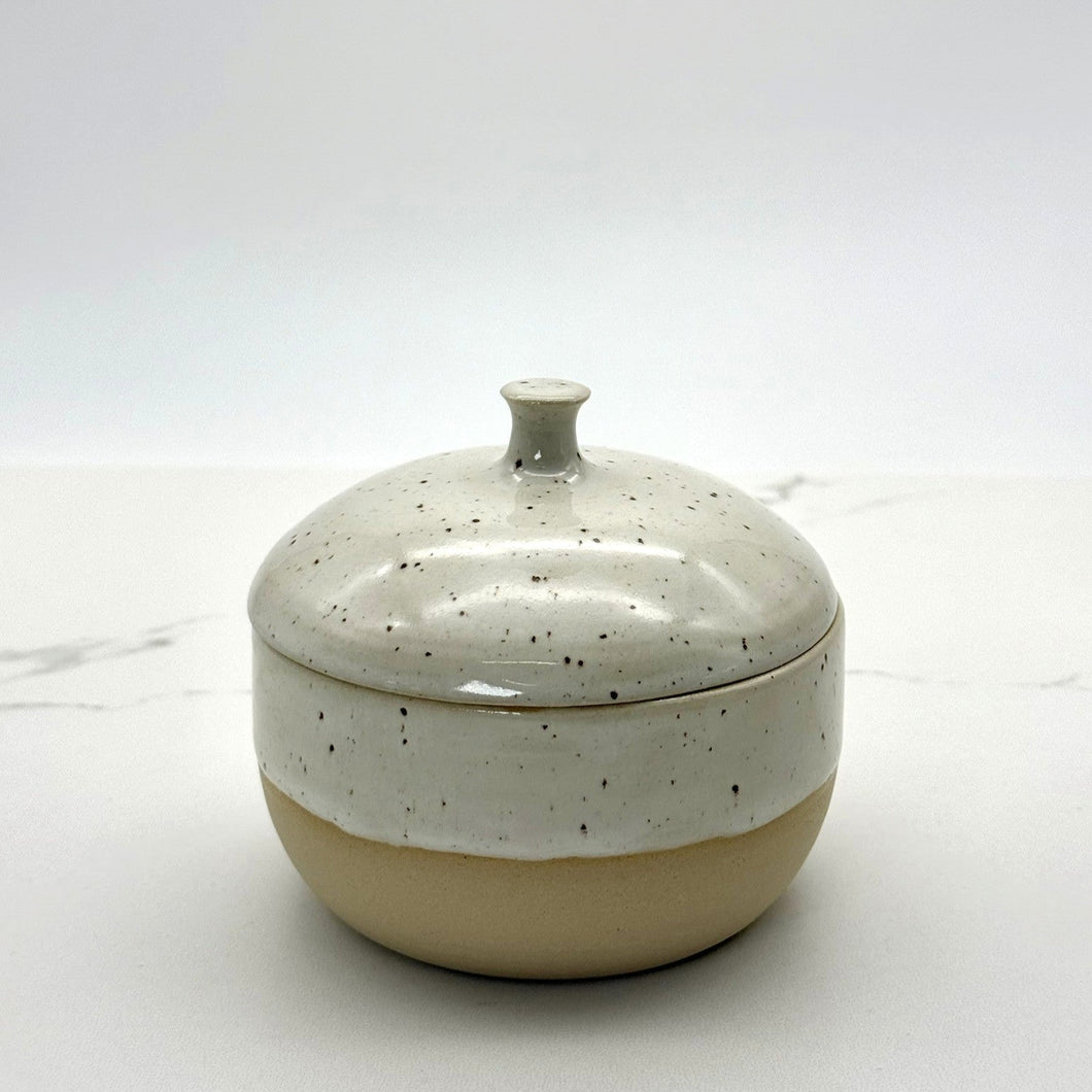 Container w Knob Lid
