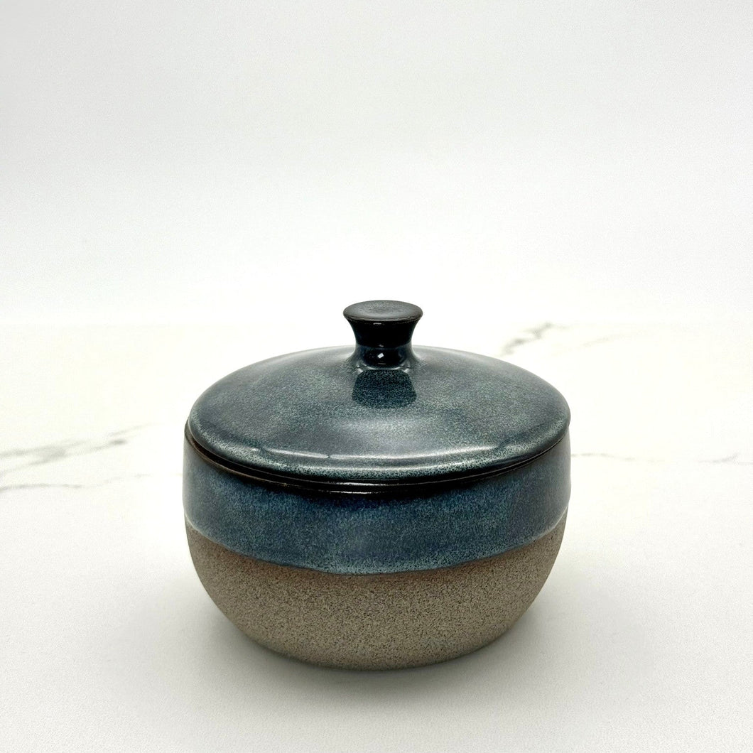 Container w Knob Lid